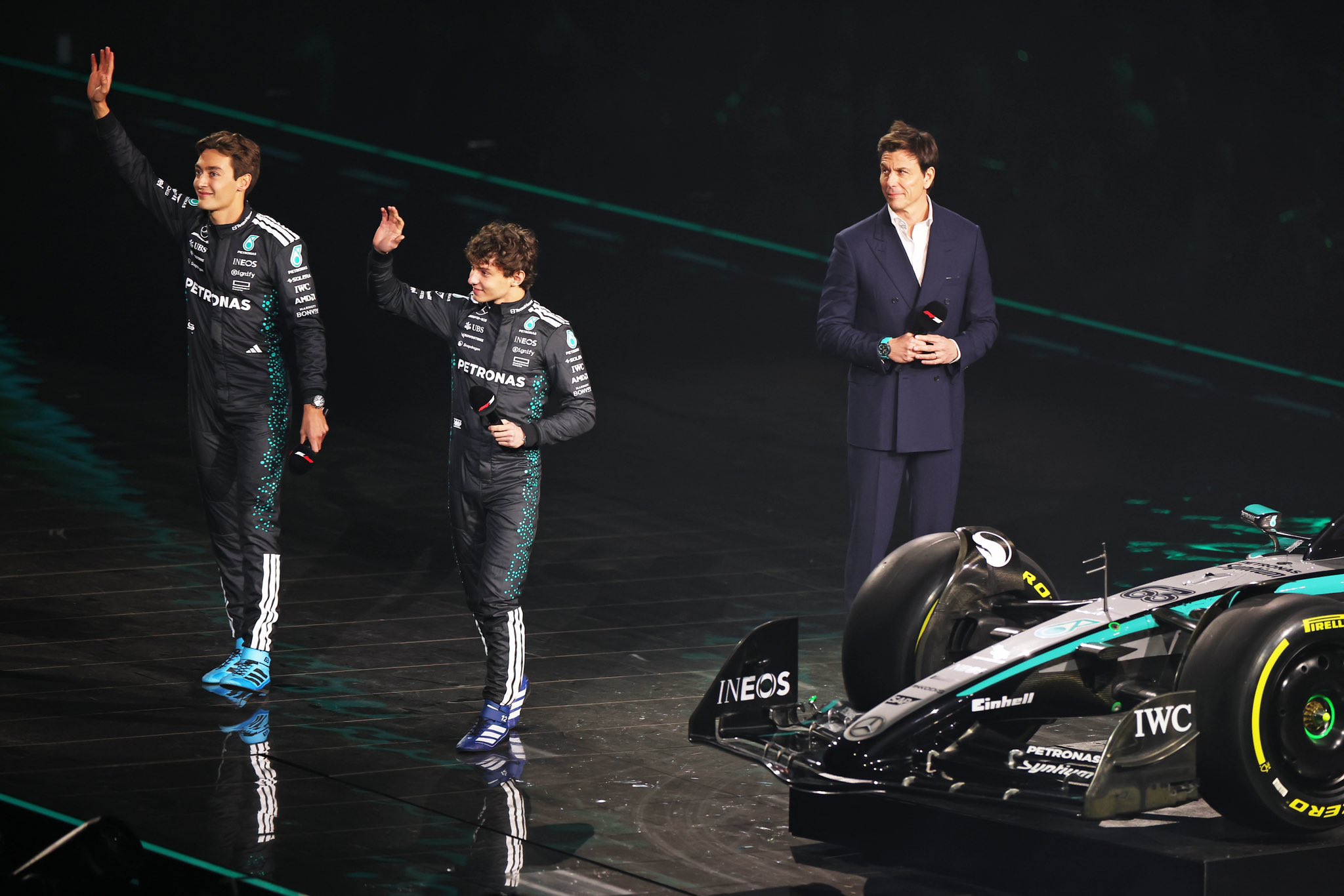 F1车队对阵勇士展开拉锯大战，最终险胜对手